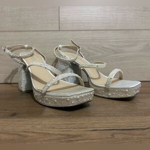 NWT BETSY JOHNSON Denni Chunky Pearl Ankle Strap Platform Heel White Size 8.5